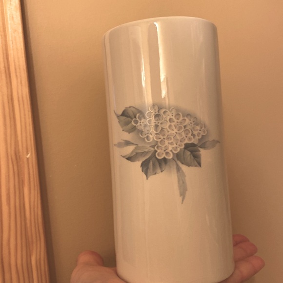 Sadler Hydrangea Floral Vase - Picture 4 of 4